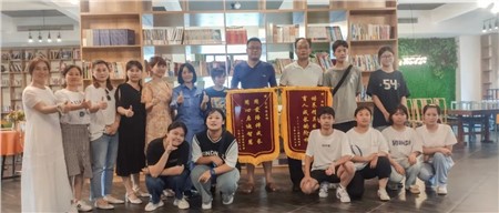錦旗贈(zèng)老師，傾心育桃李