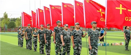 青春亮劍展英姿 強(qiáng)國有我勇?lián)?dāng)——岳陽市郡華學(xué)校2022級(jí)新生軍訓(xùn)開營儀式